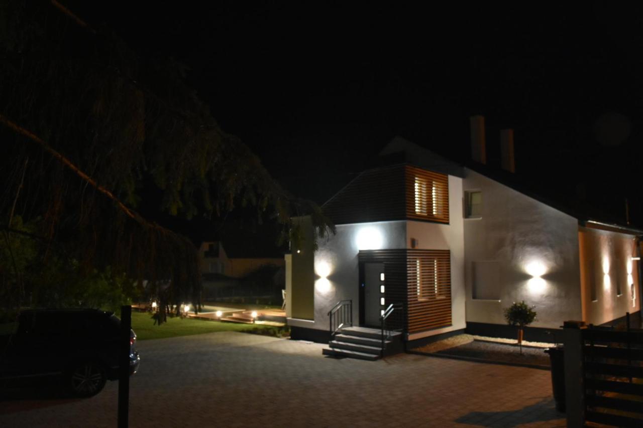 Vila Field6 *