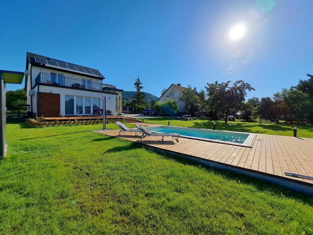 Vila Field6 *