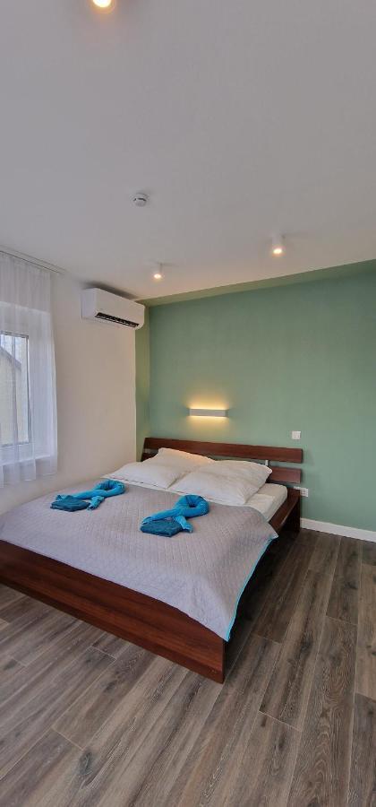 Vila Field6 *